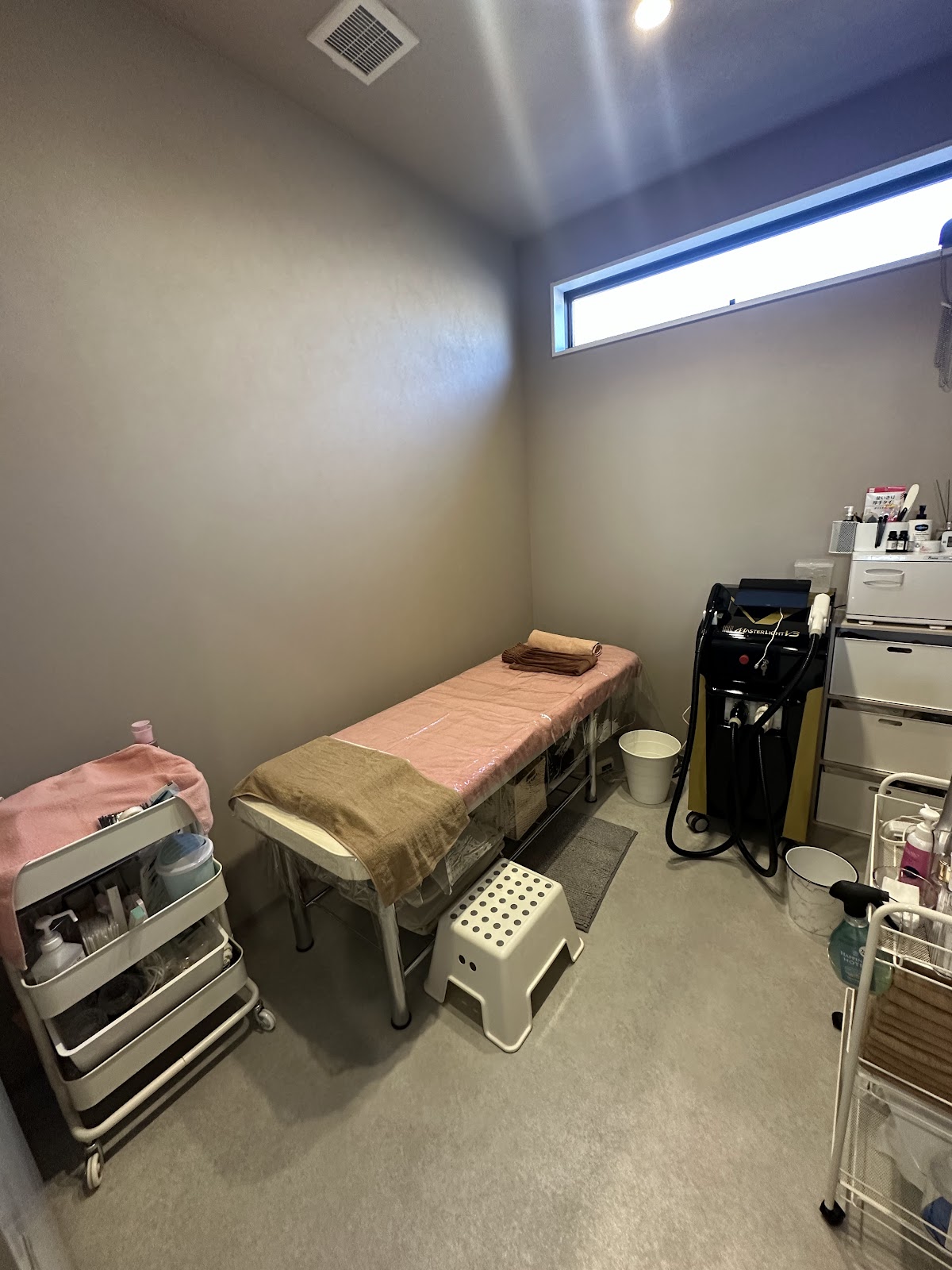 豊田市 痩身エステ モーヴの施術ベッドで受けるむくみ脚ケア